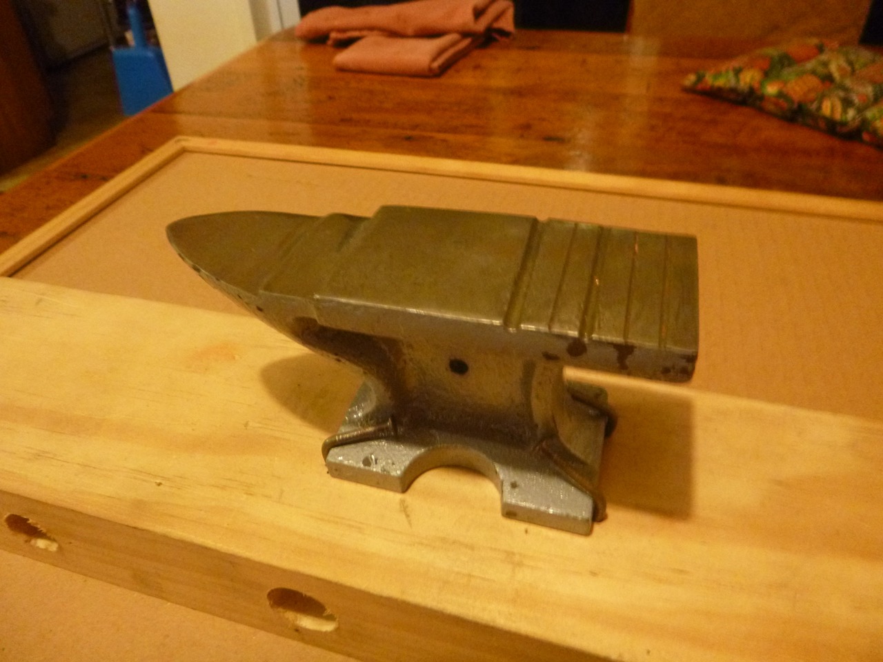 Grooved anvil for aglet making